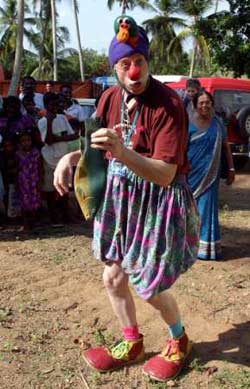 Patch Adams con las víctimas del tsunami, en 1995.