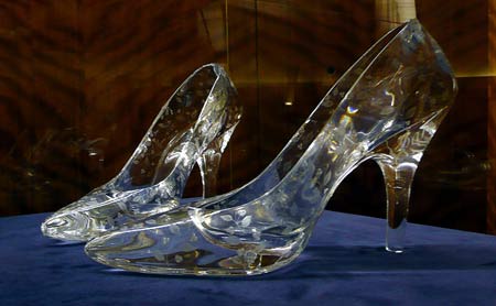 El zapato no era de cristal / Charles Perrault